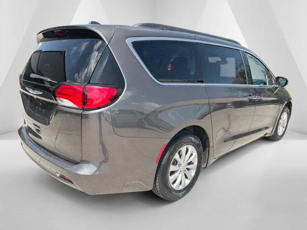 Used 2017 Chrysler Pacifica Touring w/ Tire & Wheel Group FWD image 7