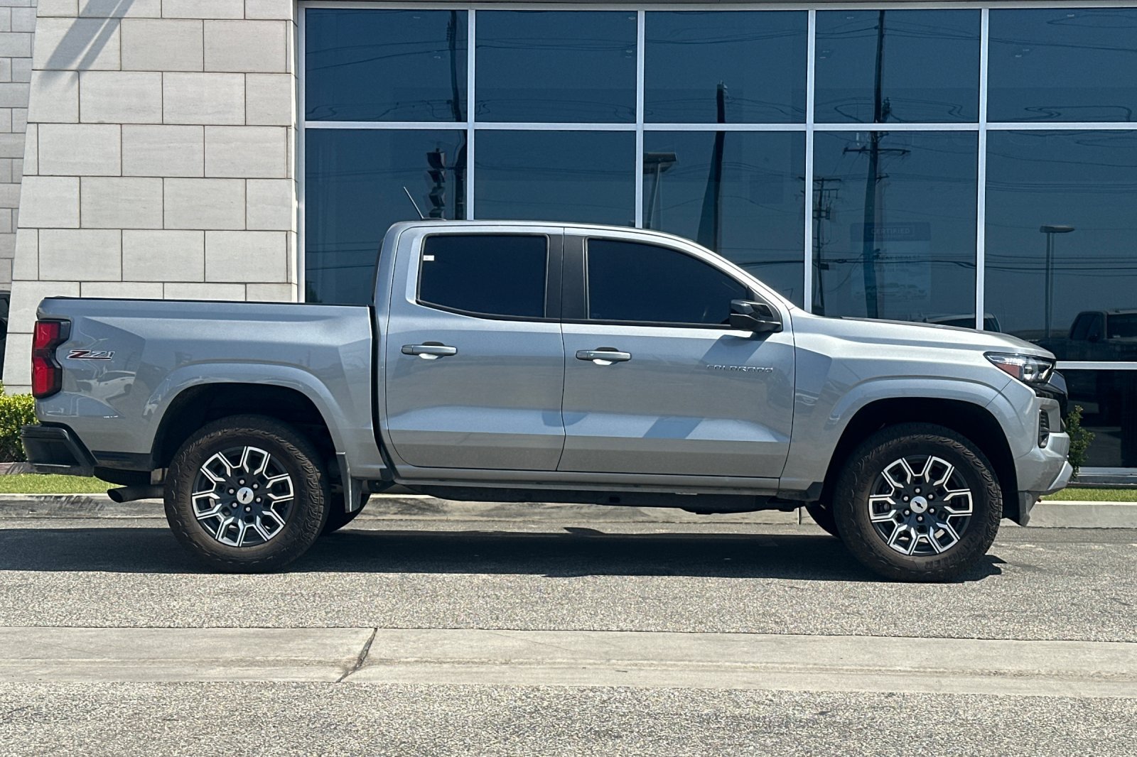 Used 2023 Chevrolet Colorado Z71 w/ Z71 Convenience Package 2 AWD/4WD image 3