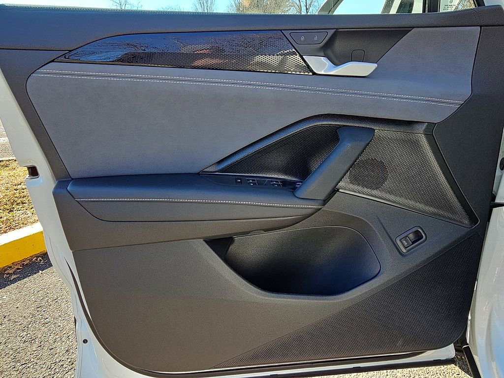 Certified 2025 Volkswagen Tiguan SE image 13