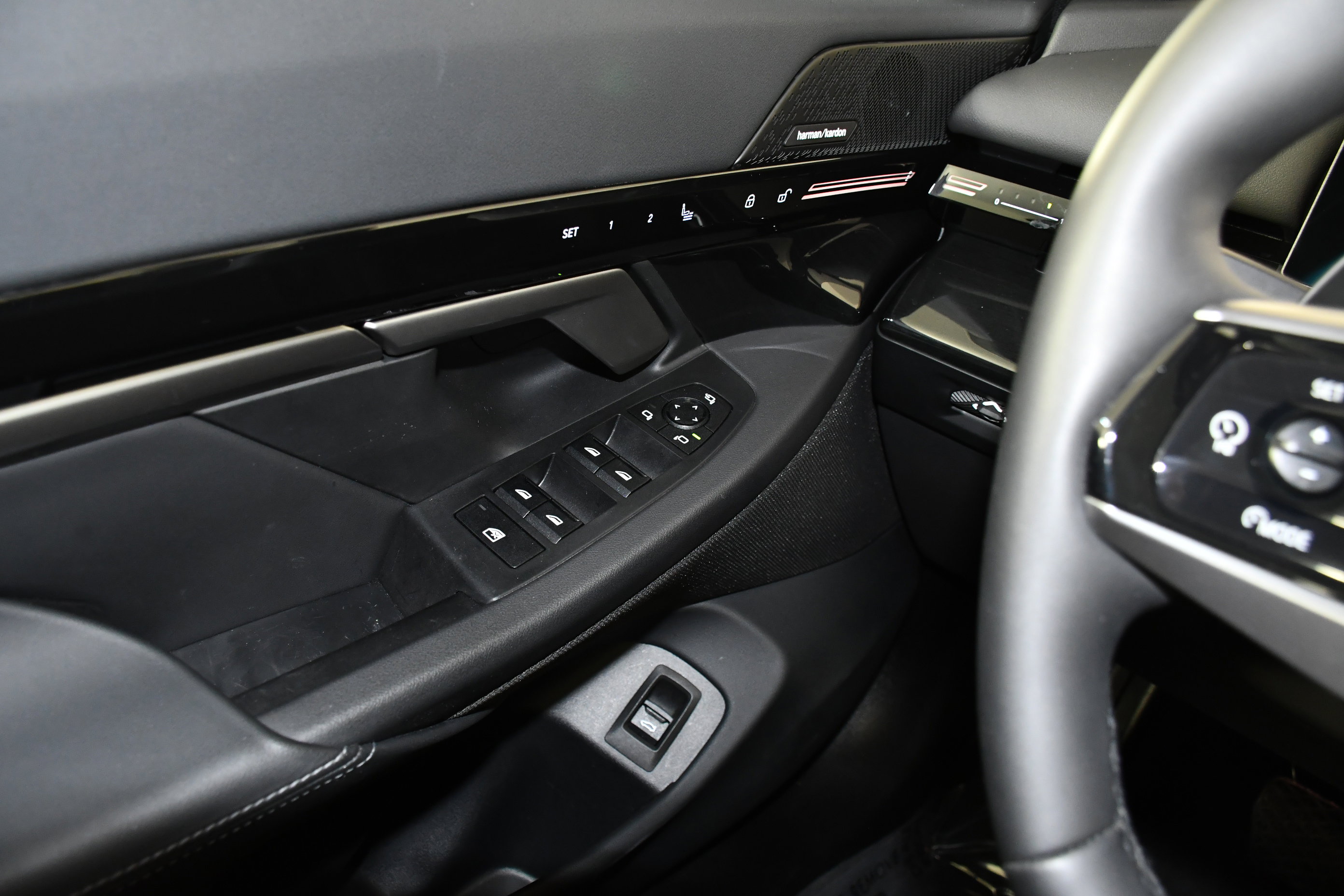 Used 2025 BMW 530i xDrive image 32