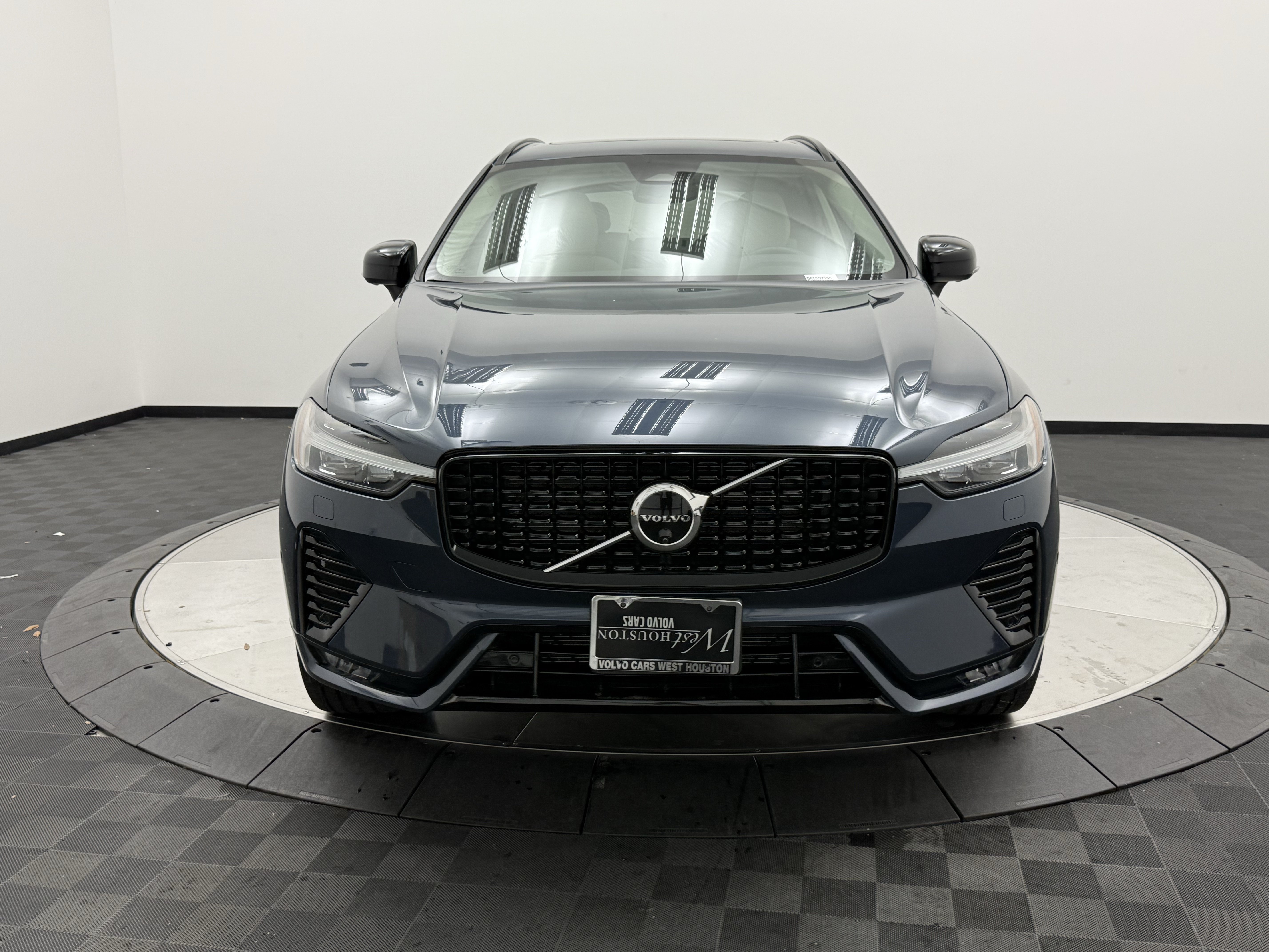 Certified 2025 Volvo XC60 B5 Plus w/ Protection Package Premier AWD/4WD image 2