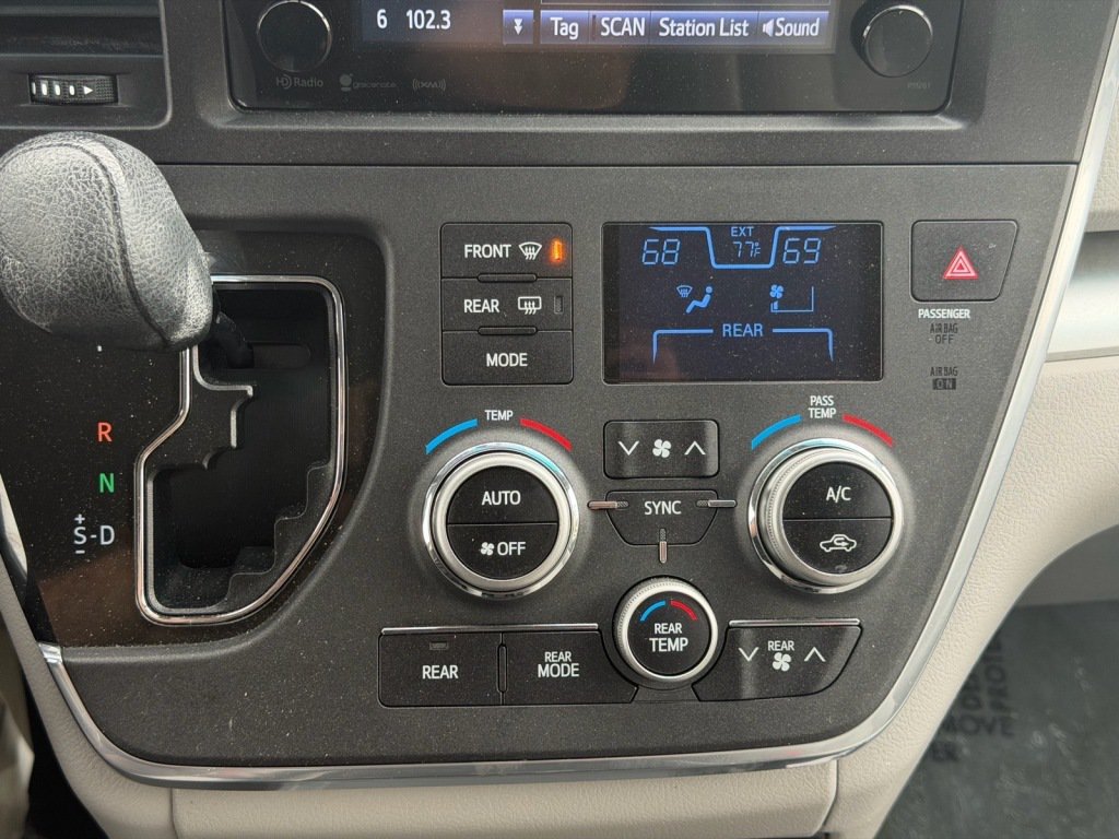 Used 2017 Toyota Sienna LE FWD image 17