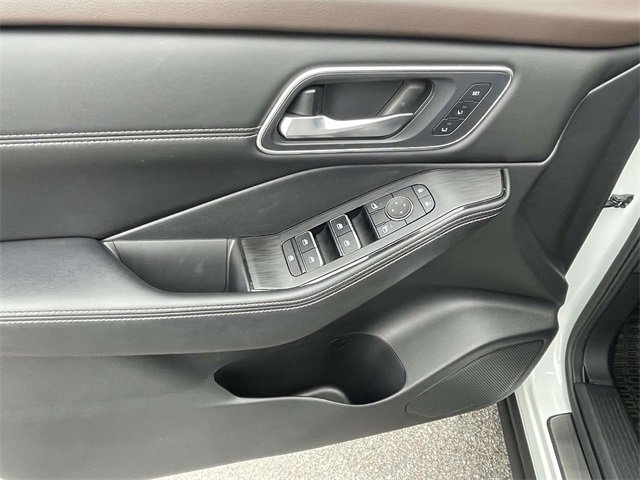 Used 2022 Nissan Rogue Platinum w/ Head-Up Display Package image 16