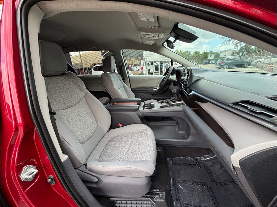 Used 2021 Toyota Sienna LE FWD image 36