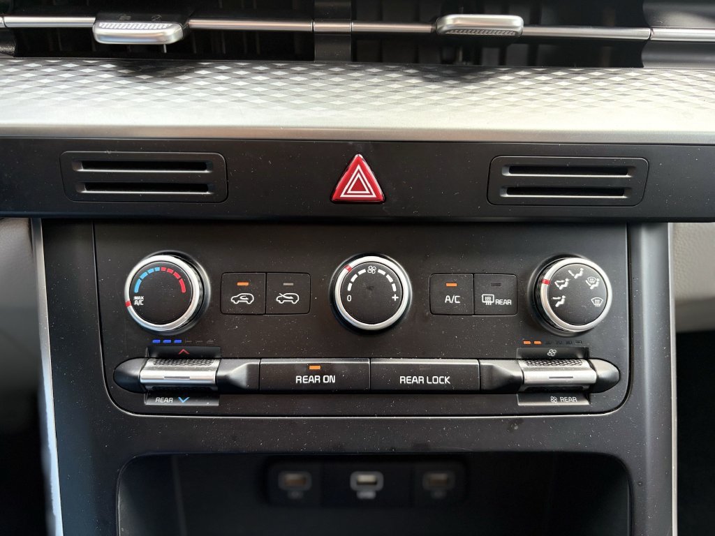 Used 2024 Kia Carnival LX FWD image 20