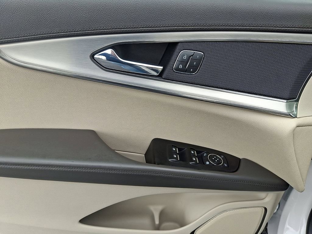 Used 2019 Lincoln Nautilus Premier AWD/4WD image 12