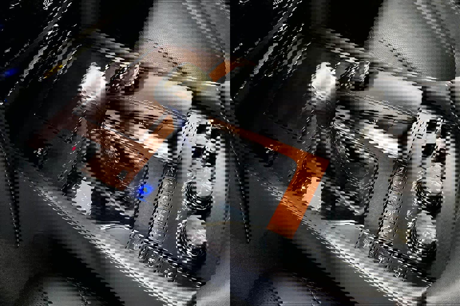 Used 2021 Lexus LX 570 4WD w/ 3rd Row & Luxury Pkg image 15