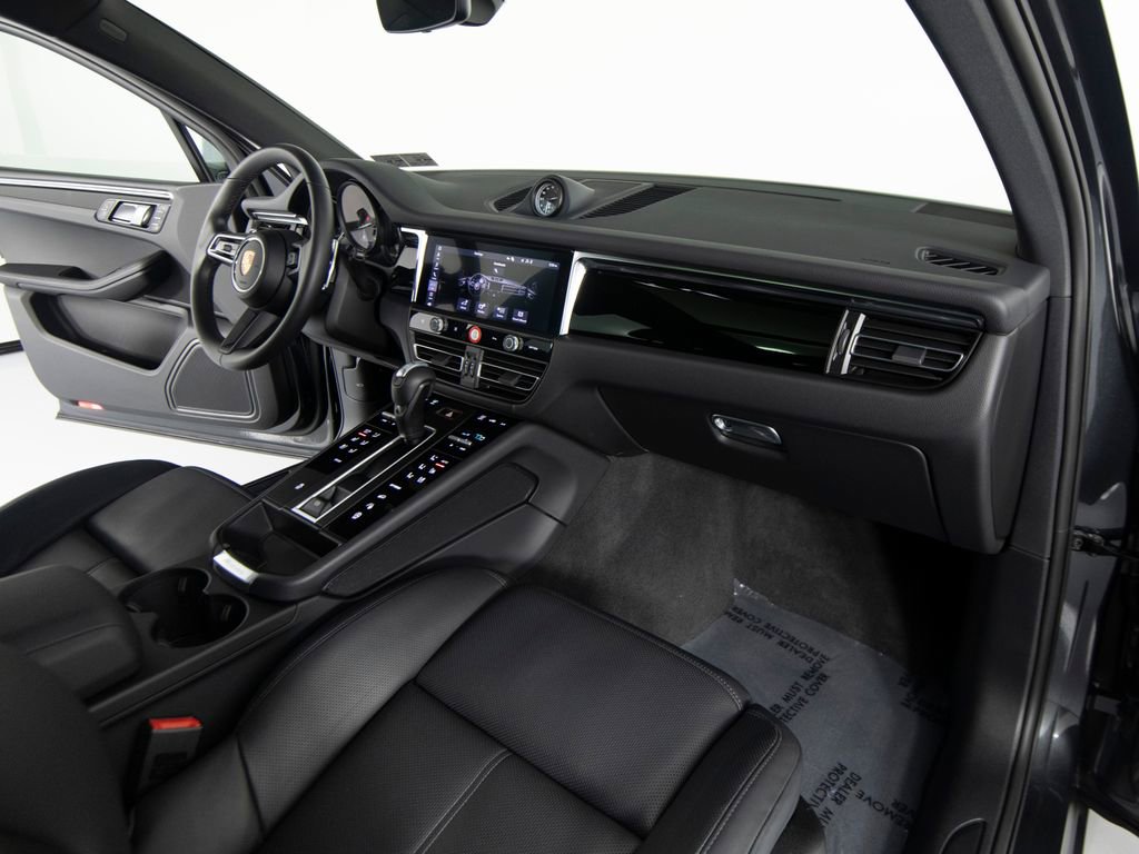 Certified 2025 Porsche Macan image 28