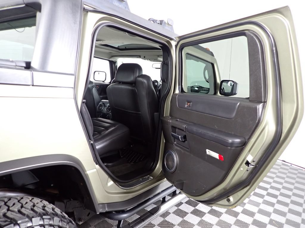 Used 2005 HUMMER H2 SUT w/ Preferred Equipment Group AWD/4WD image 35