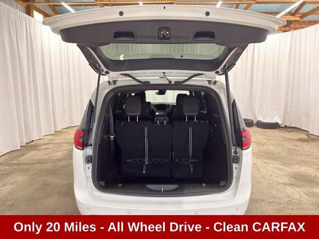 Used 2025 Chrysler Pacifica Select AWD/4WD image 23