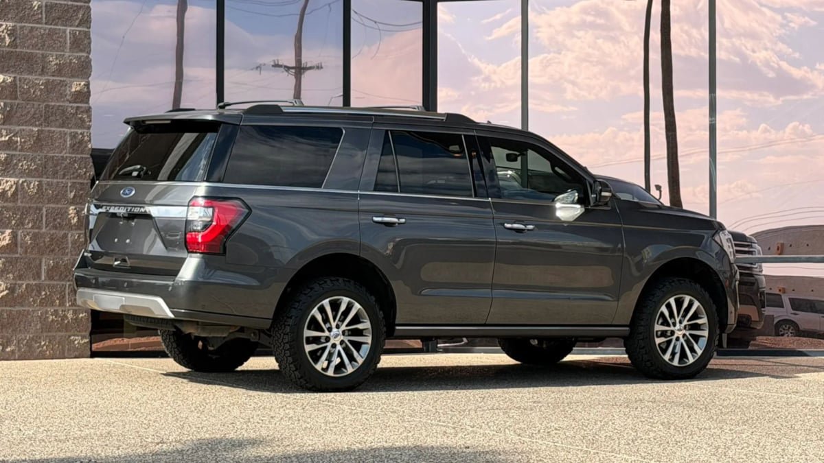 Used 2018 Ford Expedition Limited w/ Equipment Group 301A AWD/4WD image 16