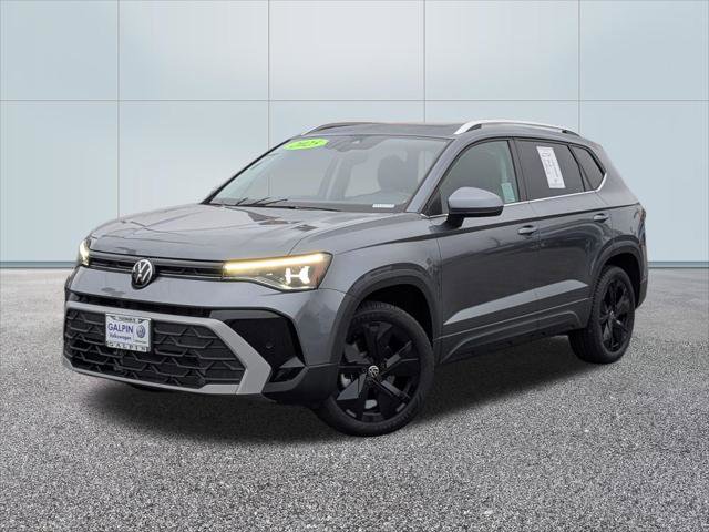 Used 2025 Volkswagen Taos SE w/ Panoramic Sunroof Package FWD image 1