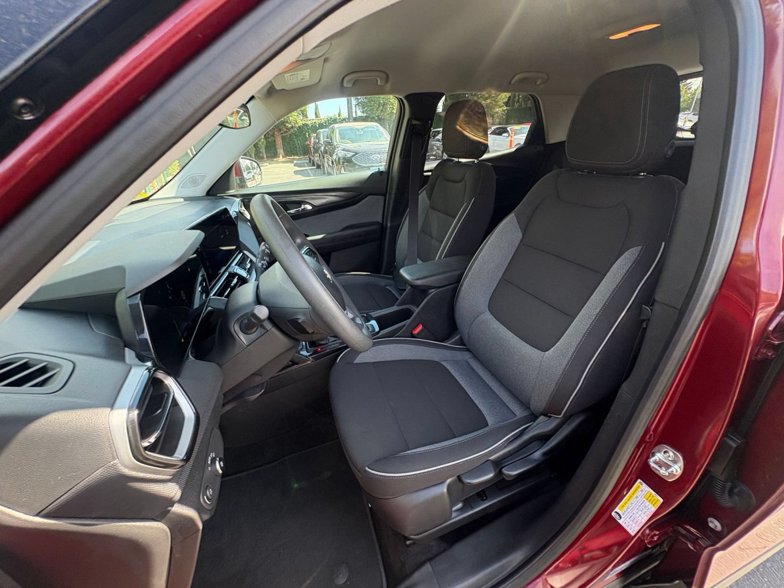 Used 2025 Chevrolet TrailBlazer LT FWD image 35