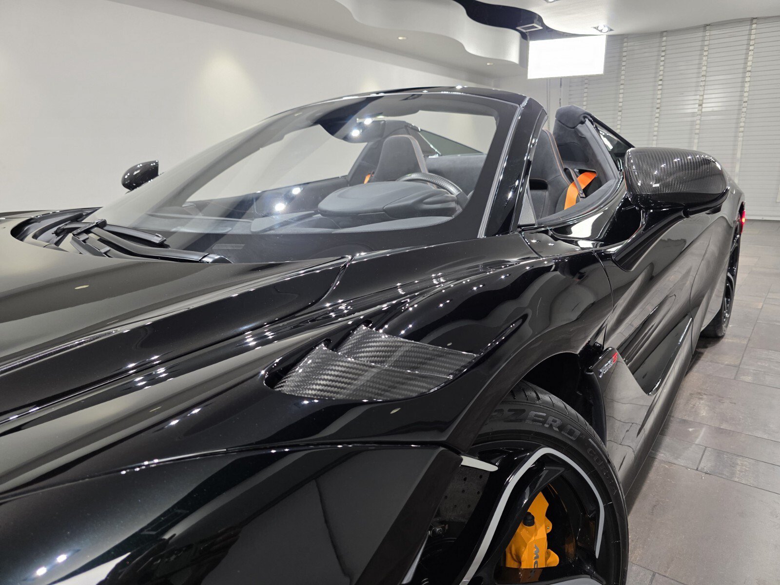 Used 2025 McLaren 750S Spider RWD image 18