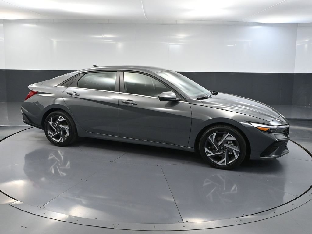 Used 2025 Hyundai Elantra SEL FWD image 4