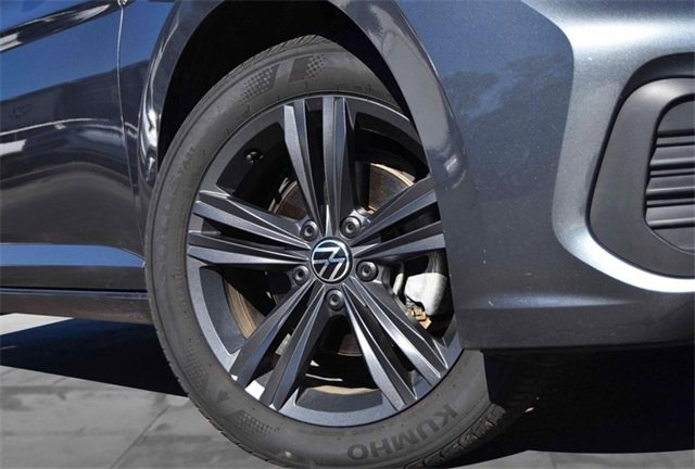 Certified 2024 Volkswagen Jetta SE w/ Panoramic Sunroof Package image 3