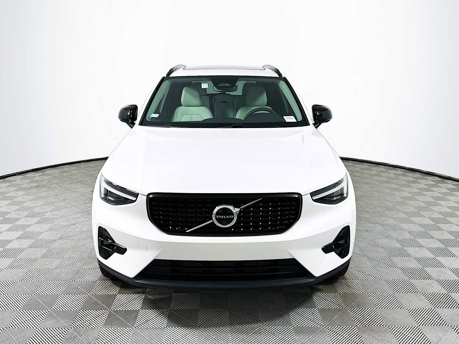 Used 2025 Volvo XC40 B5 Plus w/ Climate Package image 2