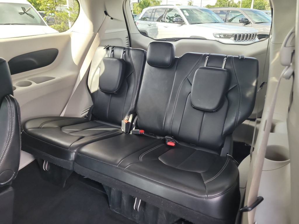 Used 2024 Chrysler Pacifica Touring-L FWD image 16