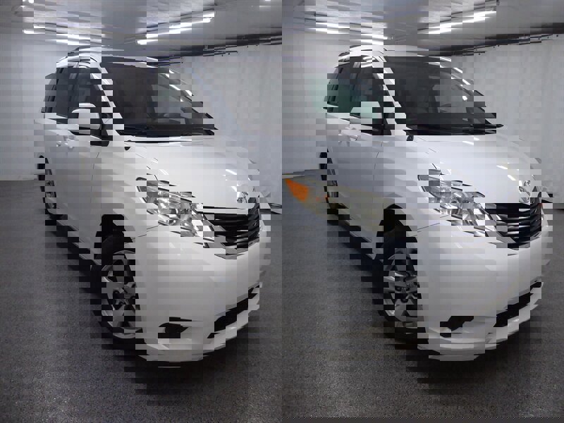 Used 2014 Toyota Sienna LE image 1