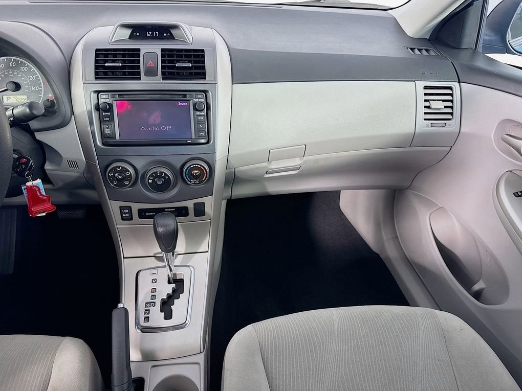 Used 2013 Toyota Corolla LE image 29