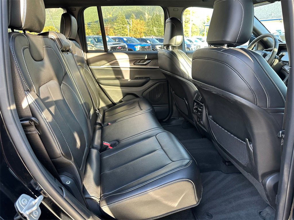 Used 2024 Jeep Grand Cherokee Limited image 13