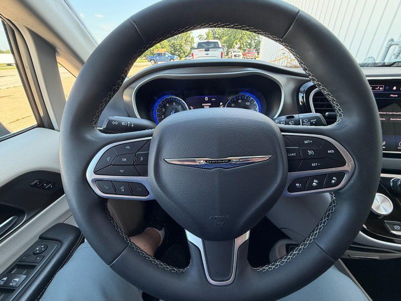 Used 2023 Chrysler Pacifica Touring-L FWD image 27