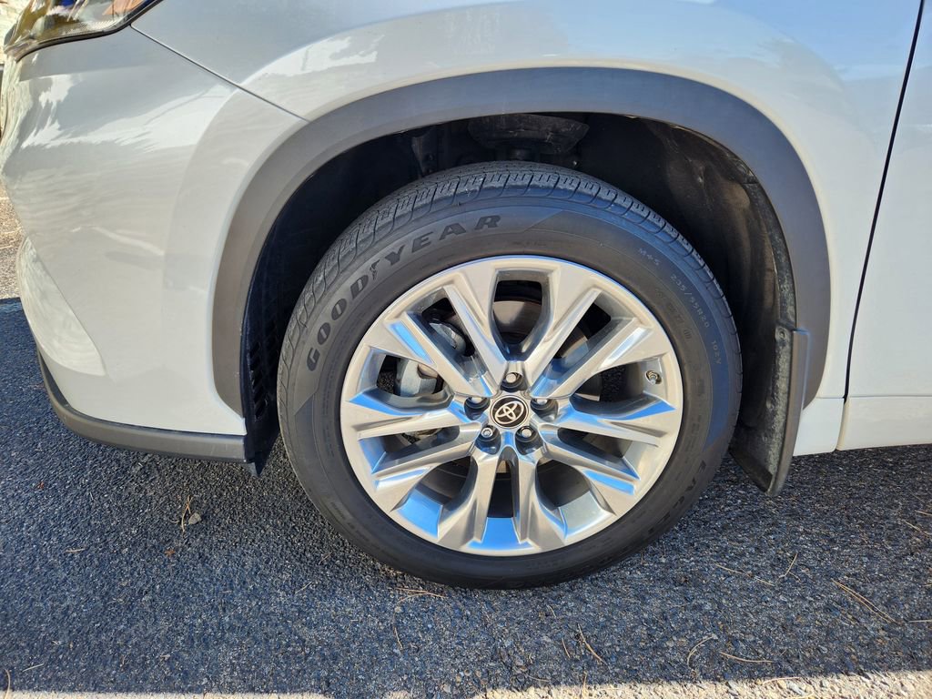 Used 2023 Toyota Highlander Limited image 19