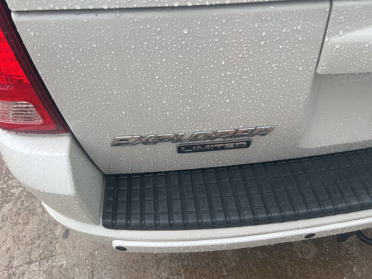 Used 2004 Ford Explorer Limited image 3