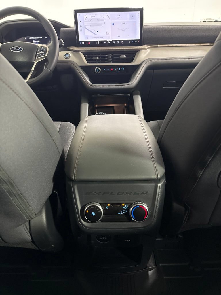 Used 2025 Ford Explorer Active AWD/4WD image 24