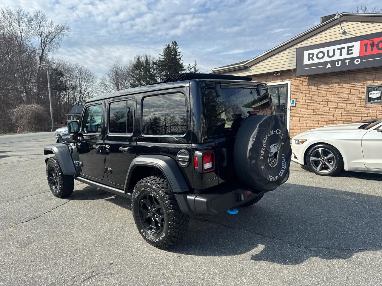 Used 2023 Jeep Wrangler Unlimited w/ Sun & Screen Package AWD/4WD image 12