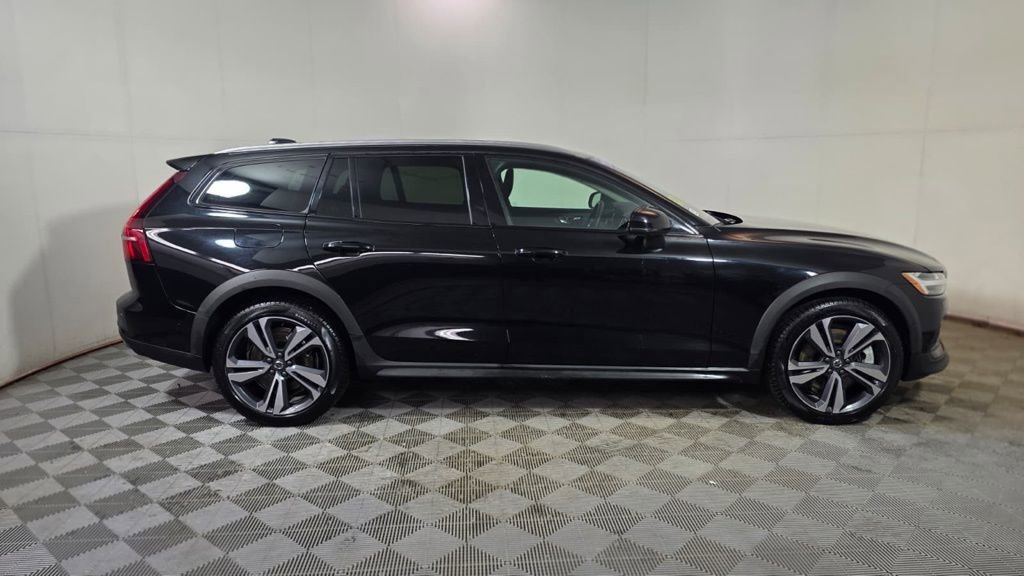 Used 2025 Volvo V60 B5 Cross Country Plus image 8