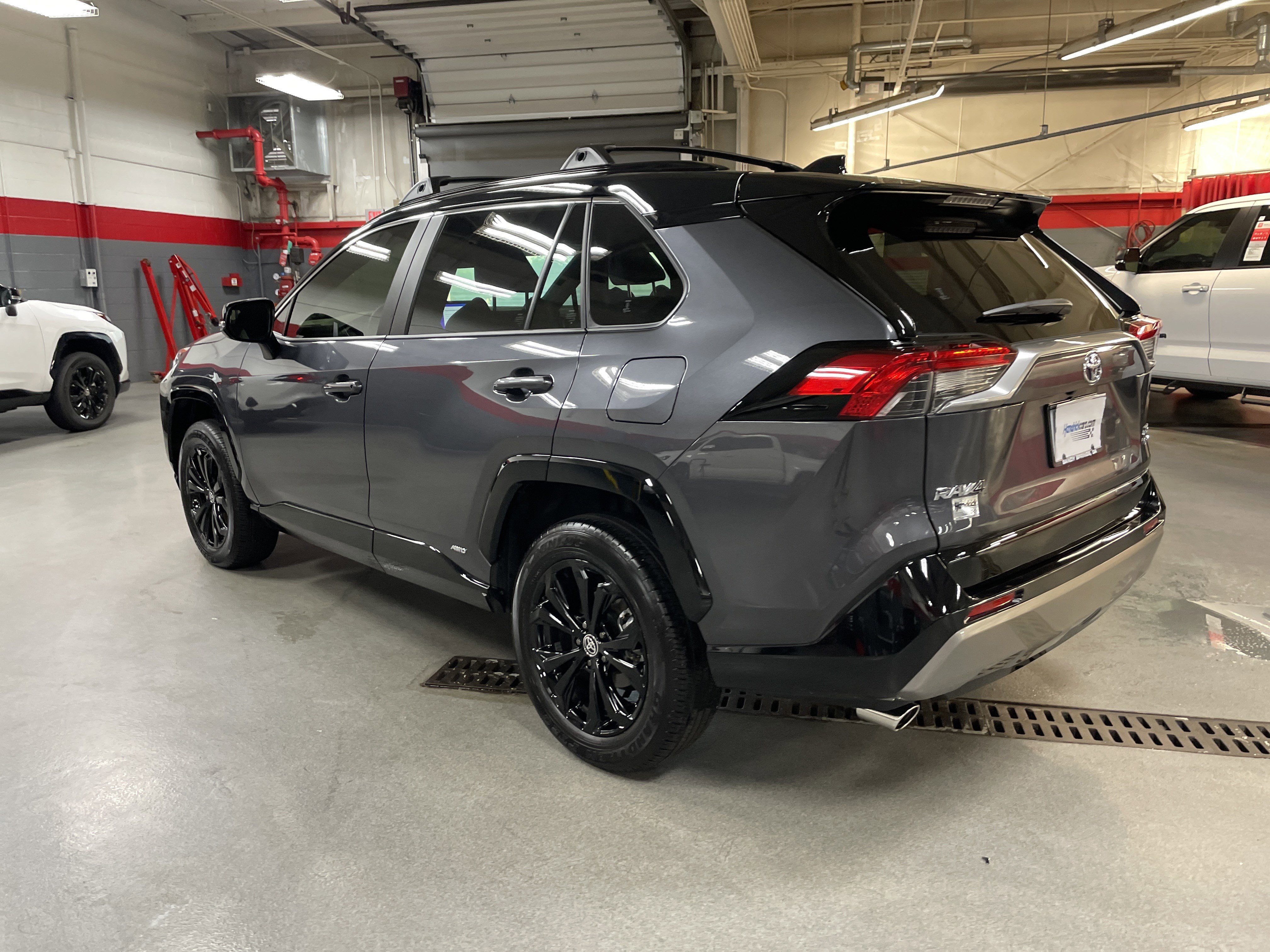 Used 2025 Toyota RAV4 XSE AWD/4WD image 8