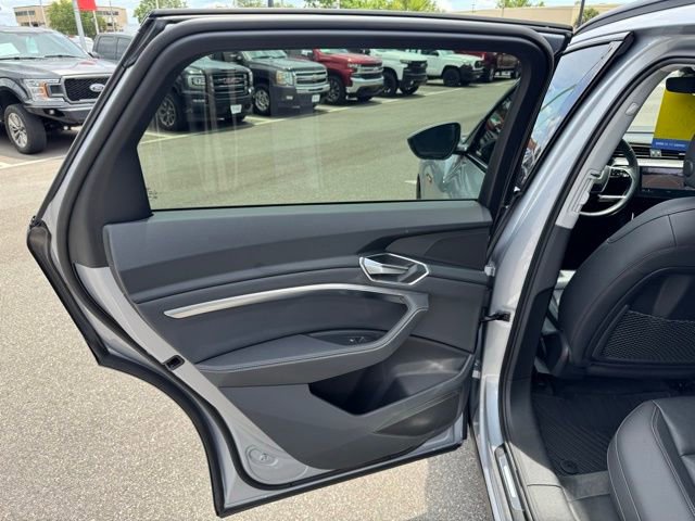 Used 2022 Audi e-tron Premium w/ Convenience Plus Package image 39