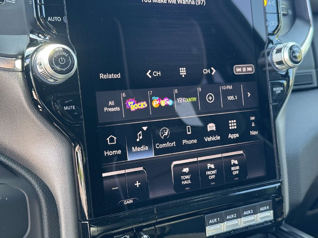 New 2026 RAM 2500 Laramie AWD/4WD image 18