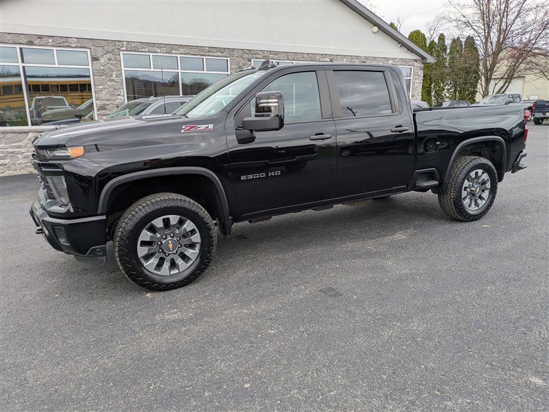 Used 2024 Chevrolet Silverado 2500 Custom w/ Custom Value Package image 3