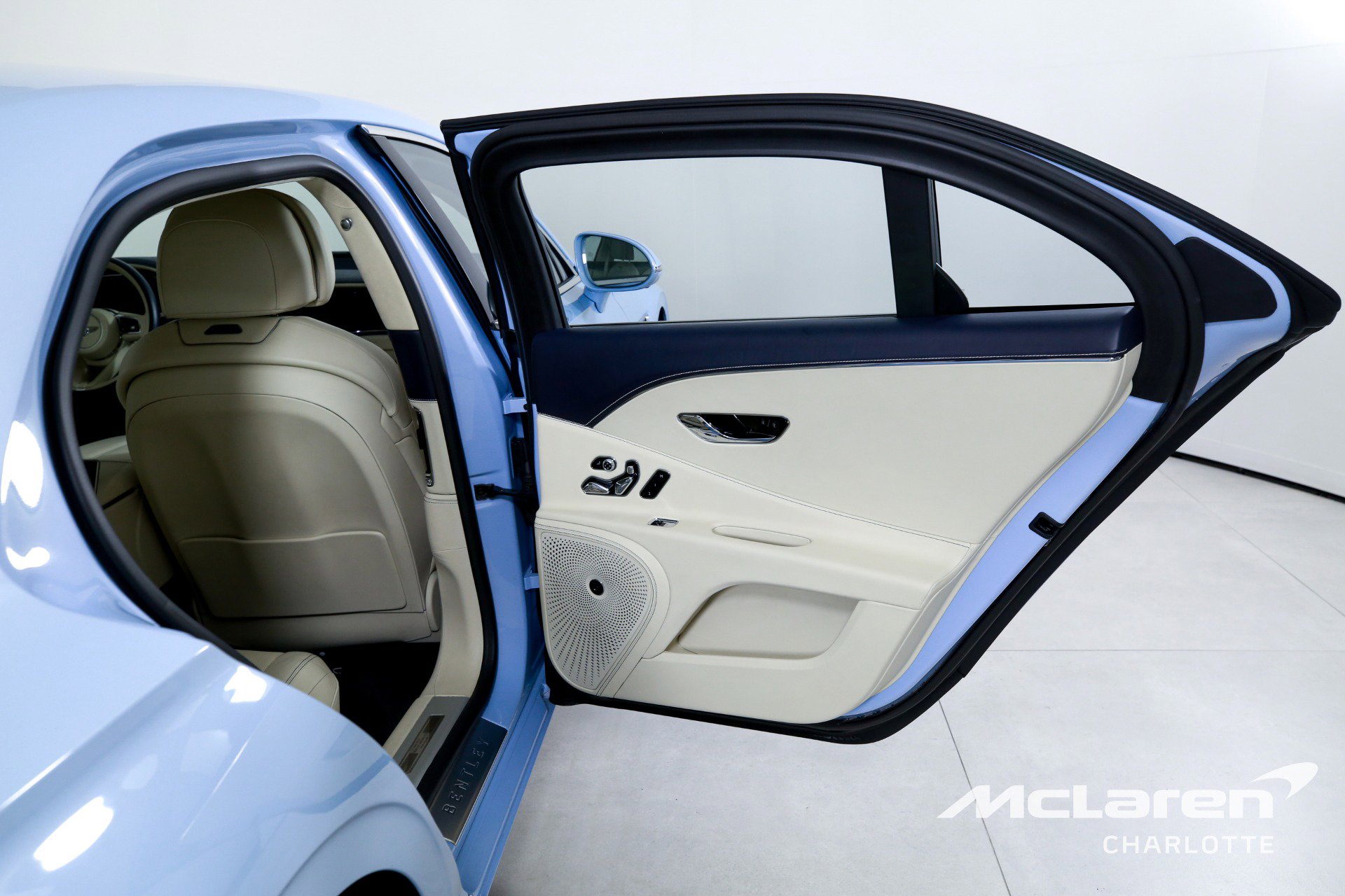 Used 2022 Bentley Flying Spur V8 image 22