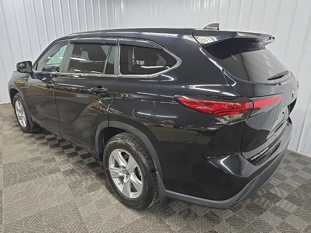 Used 2023 Toyota Highlander LE AWD/4WD image 9