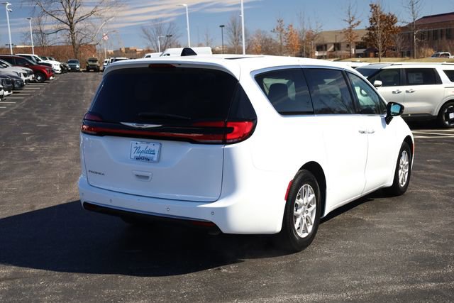 Used 2024 Chrysler Pacifica Touring-L FWD image 4