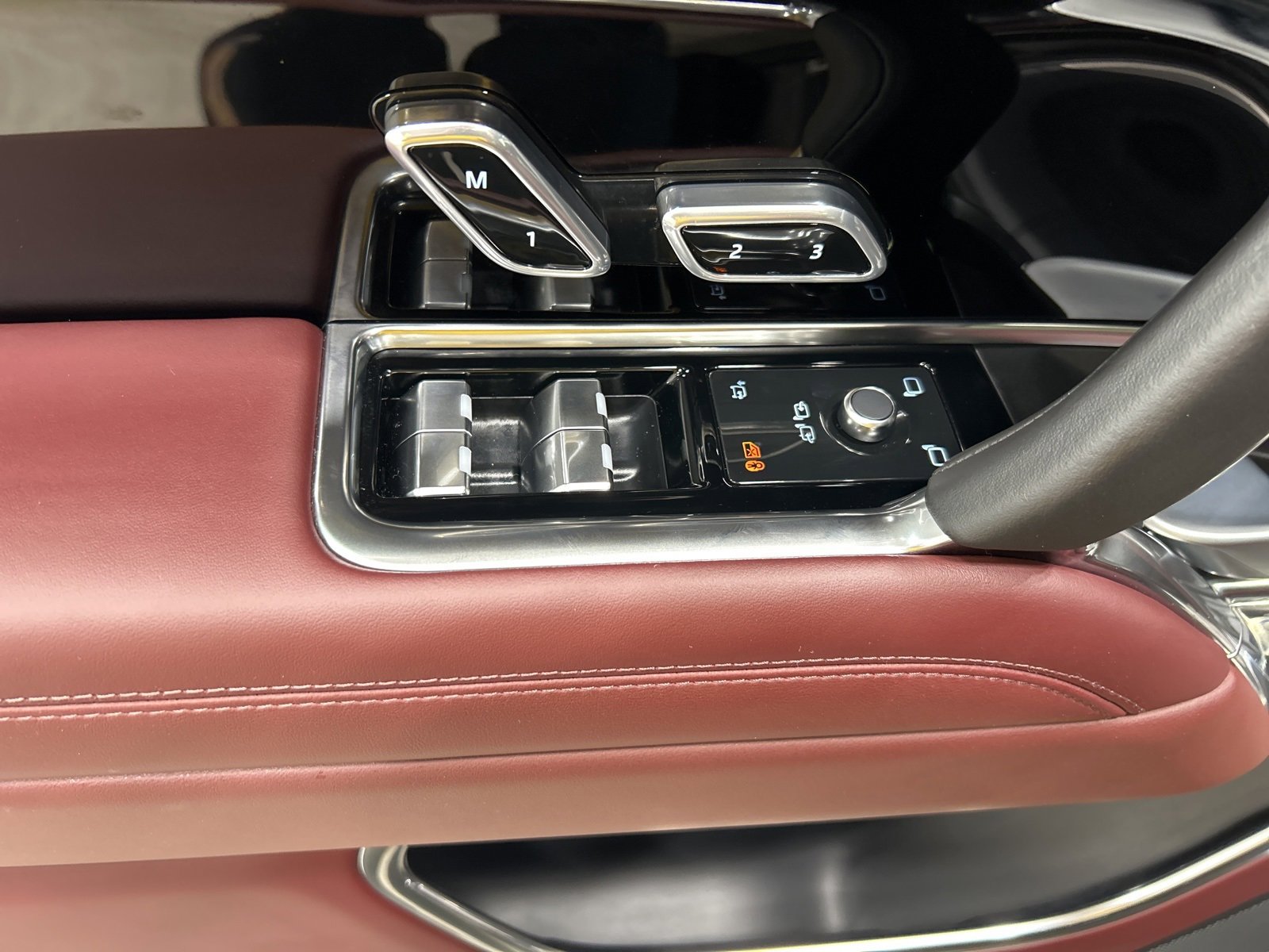 Used 2025 Land Rover Range Rover SE image 8