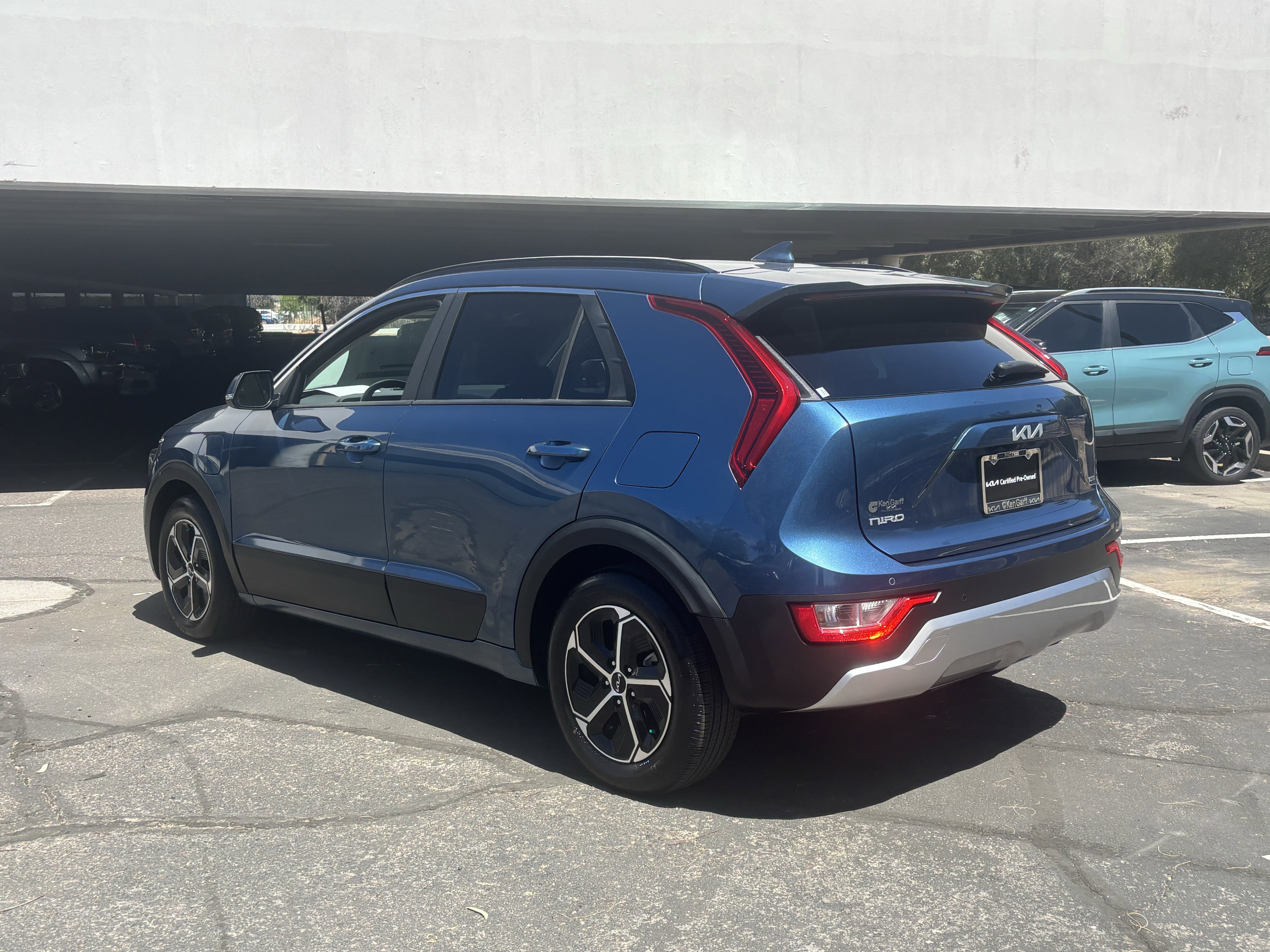 Certified 2025 Kia Niro EX FWD image 4