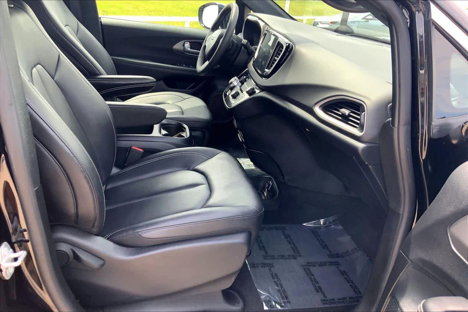 Used 2025 Chrysler Pacifica Select FWD image 8