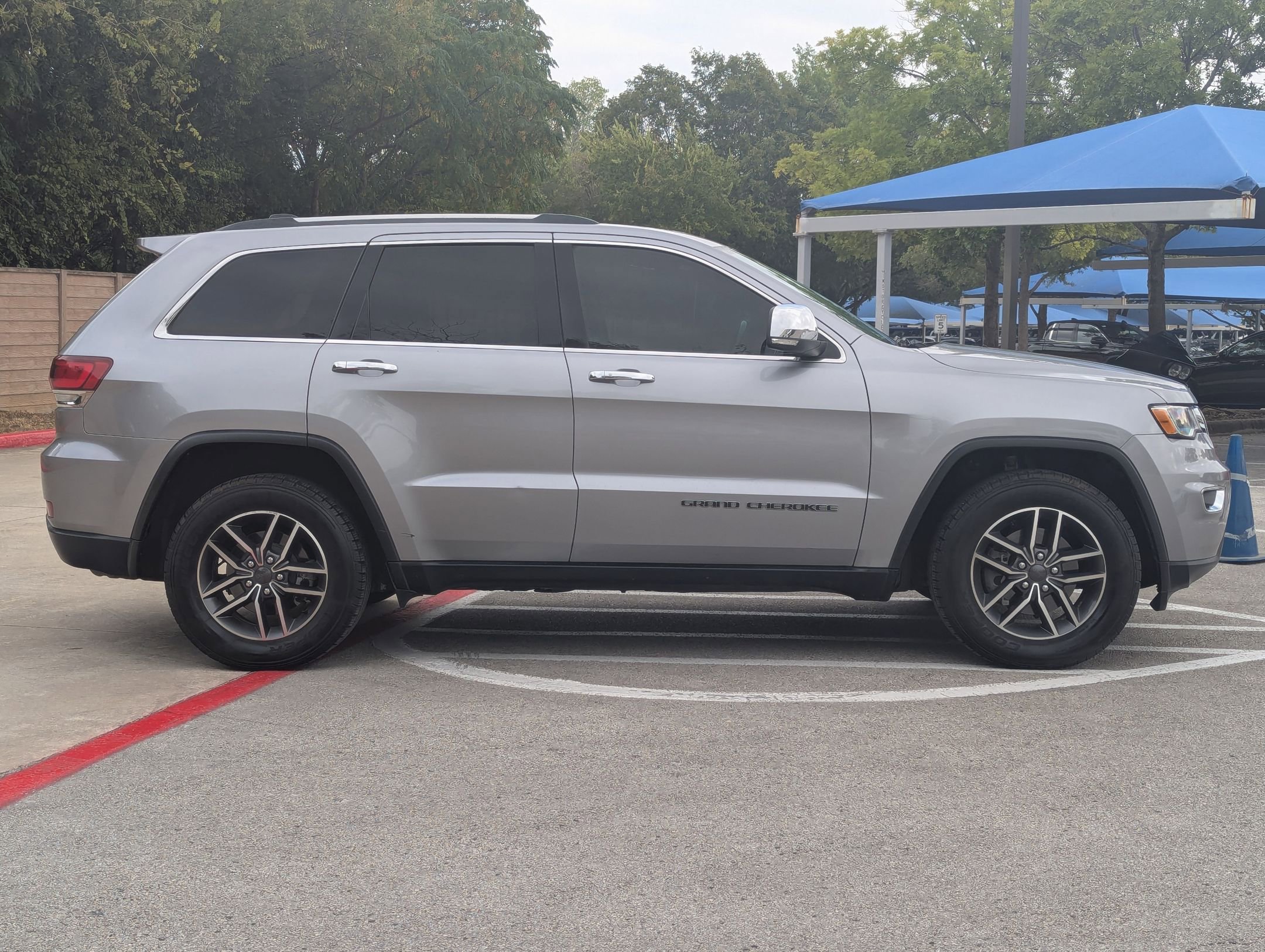 Used 2020 Jeep Grand Cherokee Limited image 3