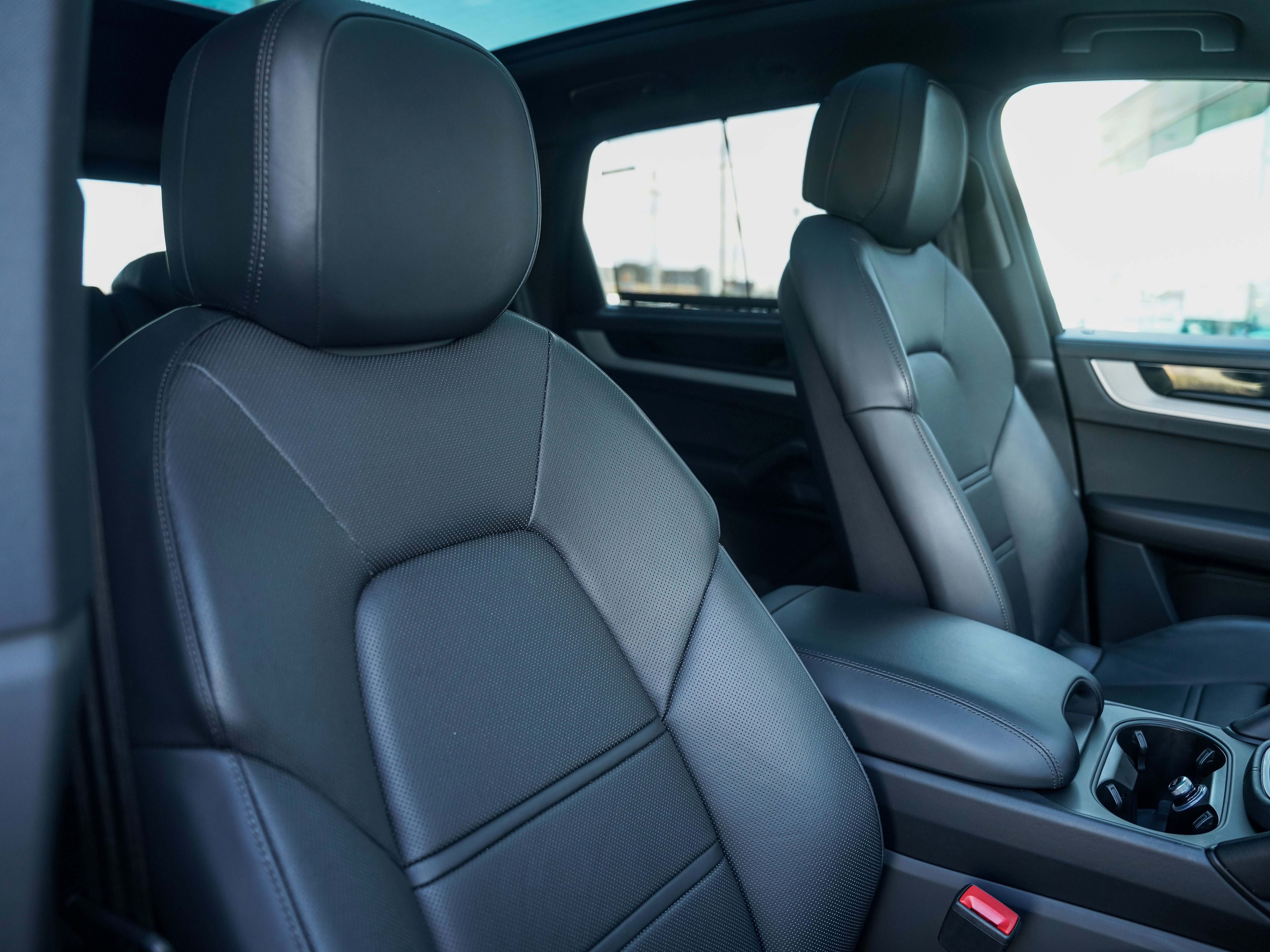 Certified 2025 Porsche Cayenne S image 34