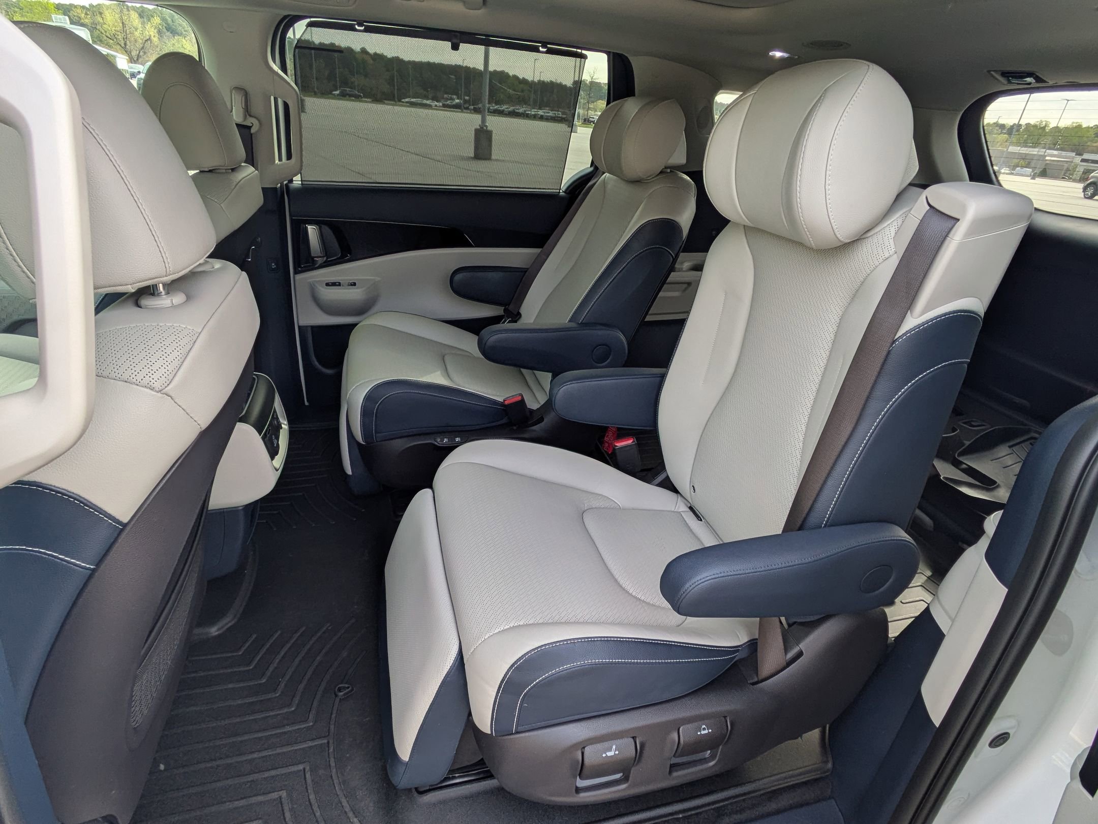 Used 2025 Kia Carnival SX Prestige image 26