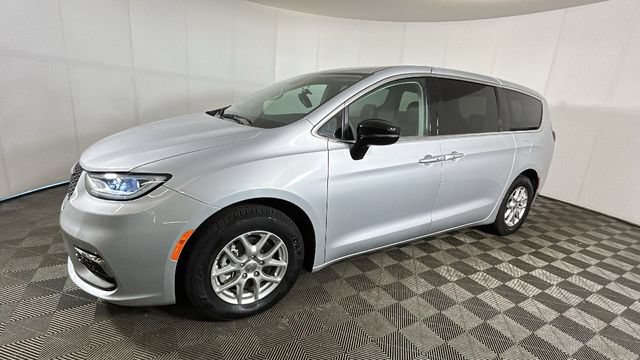 Used 2024 Chrysler Pacifica Touring-L FWD image 6