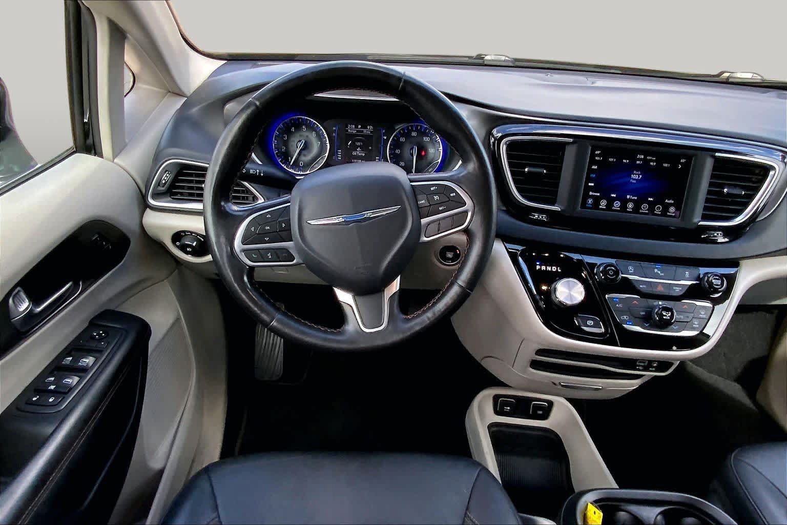 Used 2020 Chrysler Pacifica Touring-L FWD image 6