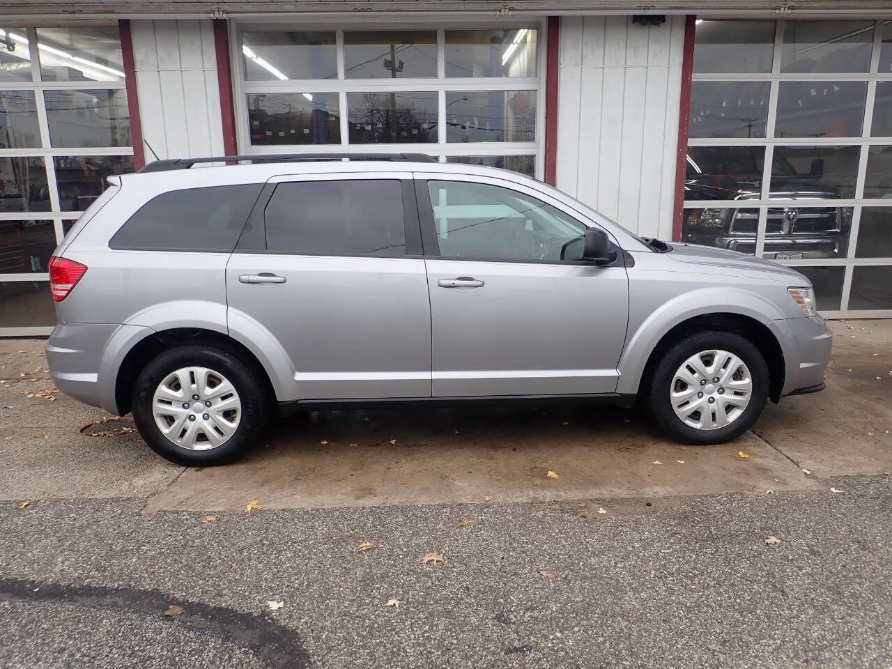 Used 2018 Dodge Journey SE image 28