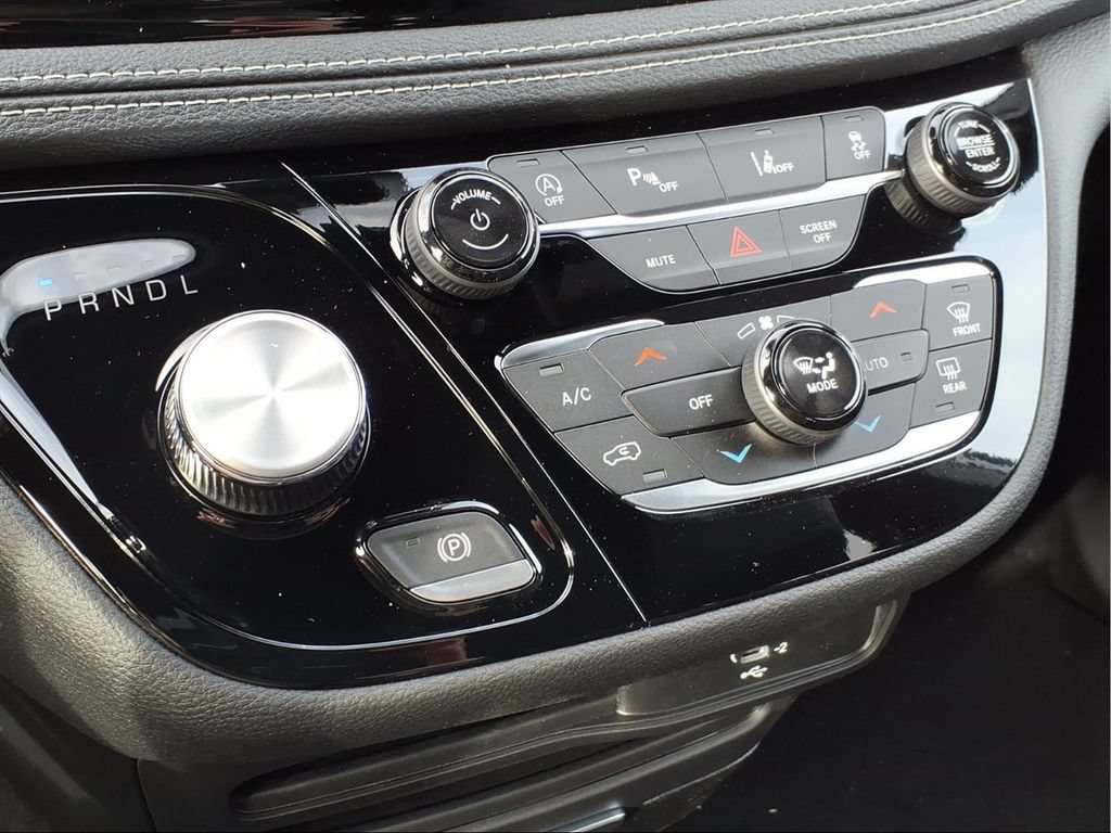 New 2026 Chrysler Pacifica Select FWD image 23