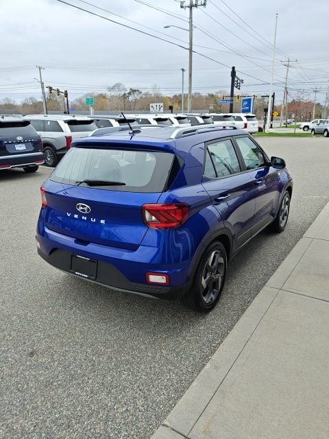 Used 2023 Hyundai Venue SEL image 9