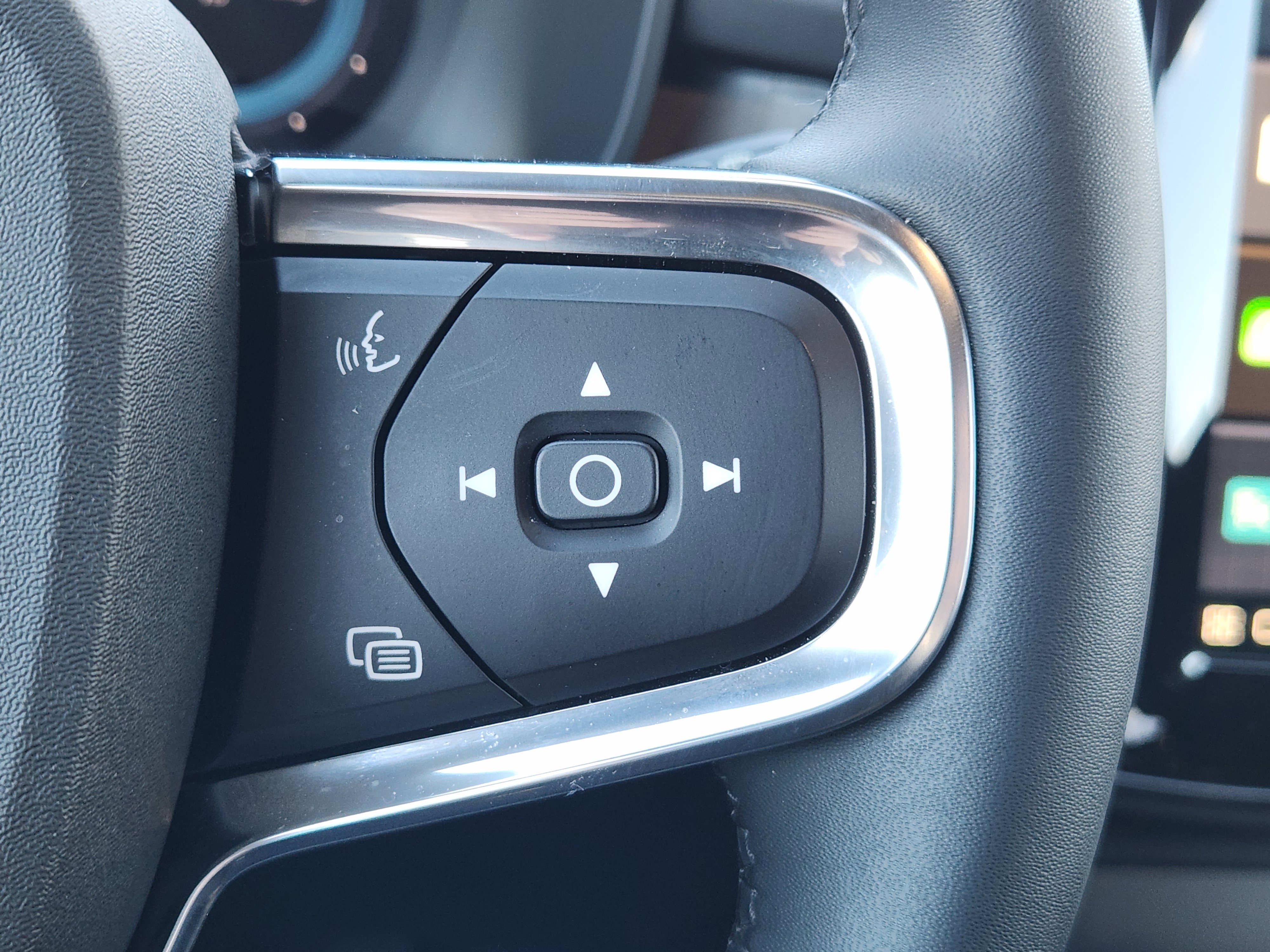 Used 2024 Volvo XC40 Recharge Plus w/ Protection Package Premier image 31